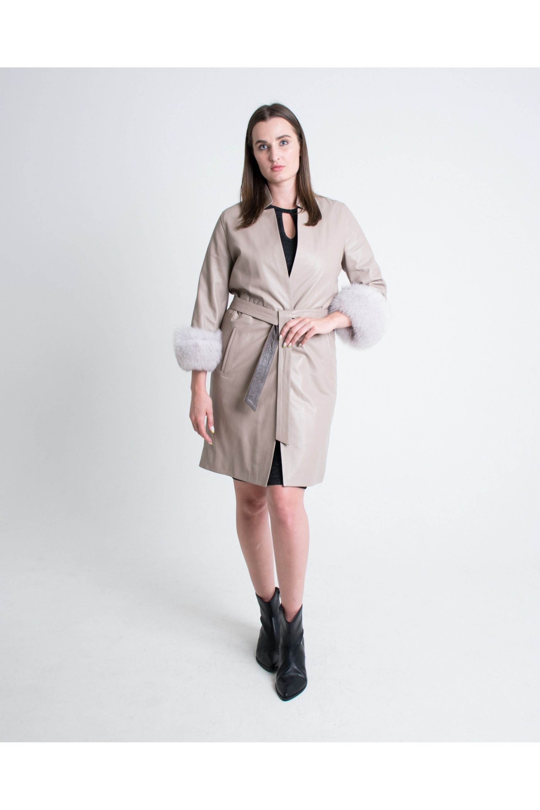 Бежевый кожаный плащ с мехом песца 